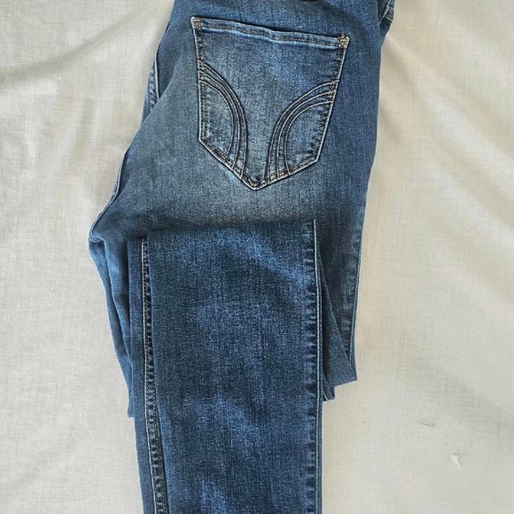 Hollister Jeans/ ULTRA HIGH-RISE RIPPED MEDIUM WASH SUPER SKINNY JEANS Size 30 - Picture 2 of 7